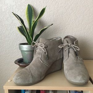 Toms tan suede wedges 9 1/2